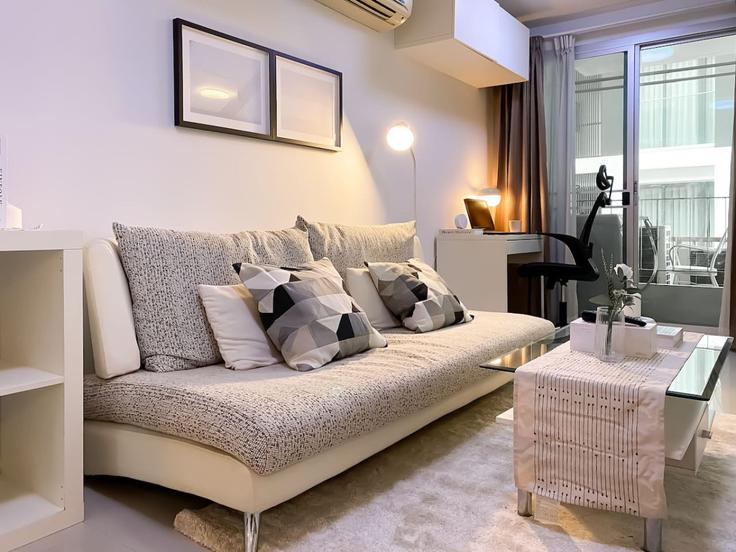 Bangkok WatthanaのBuilding Soi Thong Lo 18 - sontana-company-limited - 1358419のアパートメントにある、モダンな家具を備えたエレガントなデザインのリビングルーム