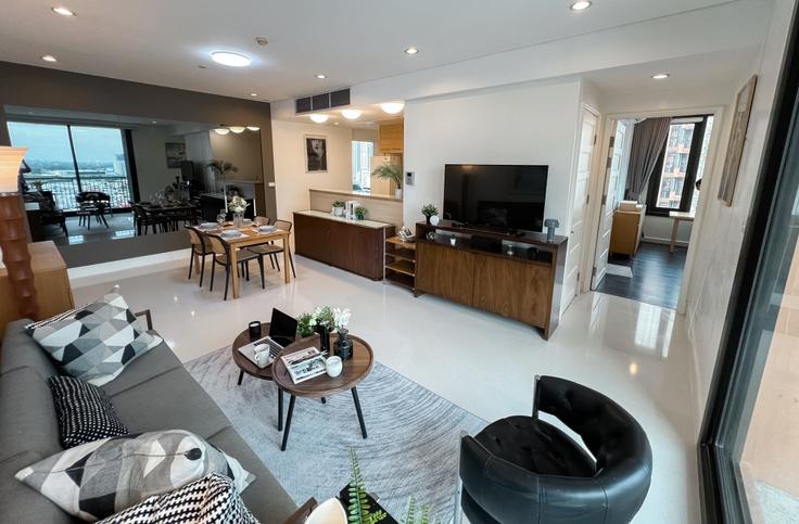 Building Ma Suek Alley - sontana-company-limited - 1358428 adresindeki bir dairede modern mobilyalarla zarif bir şekilde tasarlanmış oturma odası Khlong Toei, Bangkok