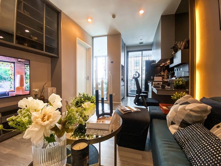 Building Sukhumvit 69 Alley - sontana-company-limited - 1358435 adresindeki bir dairede modern mobilyalarla zarif bir şekilde tasarlanmış oturma odası Watthana, Bangkok Building Sukhumvit 69 Alley - sontana-company-limited - 1358435 adresindeki bir dairede modern mobilyalarla zarif bir şekilde tasarlanmış oturma odası Watthana, Bangkok