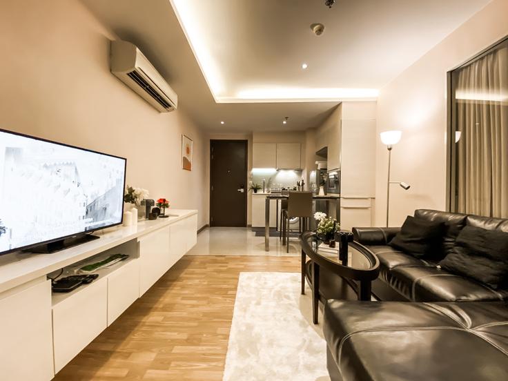 Sala de estar elegantemente projetada com móveis modernos em um apartamento no Building Soi Sukhumvit 43 - sontana-company-limited - 1358436 em Watthana, Bangkok Sala de estar elegantemente projetada com móveis modernos em um apartamento no Building Soi Sukhumvit 43 - sontana-company-limited - 1358436 em Watthana, Bangkok
