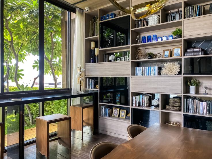 Building Sukhumvit 71 Road - sontana-company-limited - 1358439 adresindeki bir dairede modern mobilyalarla zarif bir şekilde tasarlanmış oturma odası Watthana, Bangkok Building Sukhumvit 71 Road - sontana-company-limited - 1358439 adresindeki bir dairede modern mobilyalarla zarif bir şekilde tasarlanmış oturma odası Watthana, Bangkok