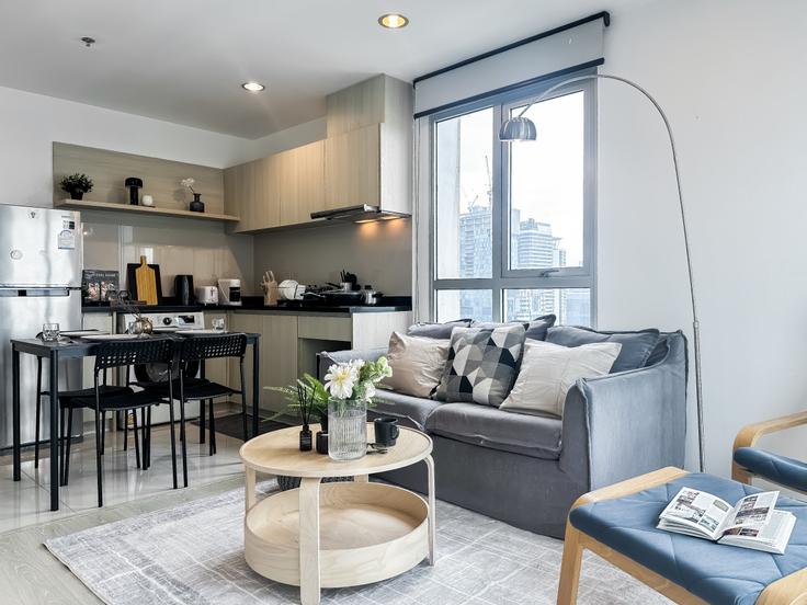 Sathon, Bangkok에 위치한 Building Naradhiwas Rajanagarindra 7 Alley - sontana-company-limited - 1358537 아파트의 세련된 인테리어가 돋보이는 거실