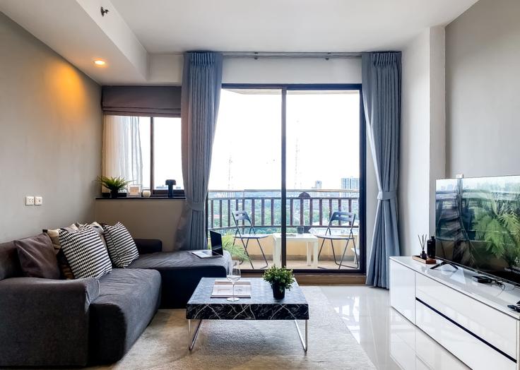 Elegante sala de estar con mobiliario moderno en un apartamento en Building Suan Phlu 8 Alley - sontana-company-limited - 1358538 en Sathon, Bangkok