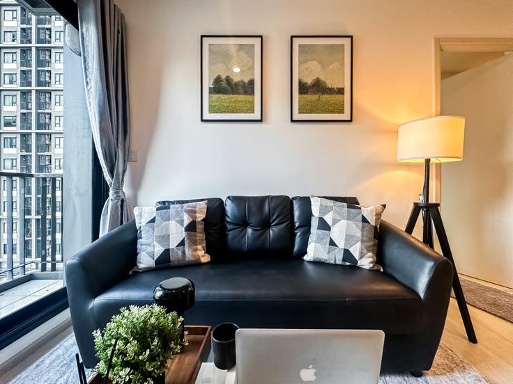 Ratchathewi, Bangkok에 위치한 Building Phetchaburi Road - sontana-company-limited - 1358539 아파트의 세련된 인테리어가 돋보이는 거실