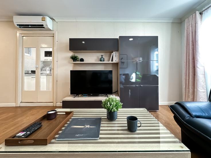 Building Phirom Alley - sontana-company-limited - 1358442 adresindeki bir dairede modern mobilyalarla zarif bir şekilde tasarlanmış oturma odası Watthana, Bangkok