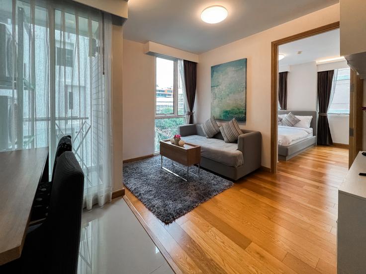 Salle de séjour élégante avec mobilier moderne dans un appartement à Building Soi Sukhumvit 13 - sontana-company-limited - 1358444 à Watthana, Bangkok