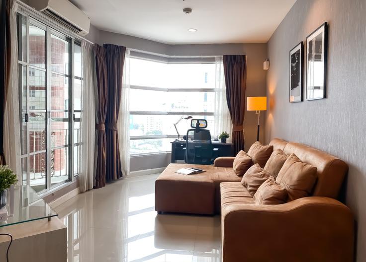 Sala de estar elegantemente projetada com móveis modernos em um apartamento no Building Sukhumvit Soi 18 - sontana-company-limited - 1358445 em Khlong Toei, Bangkok Sala de estar elegantemente projetada com móveis modernos em um apartamento no Building Sukhumvit Soi 18 - sontana-company-limited - 1358445 em Khlong Toei, Bangkok