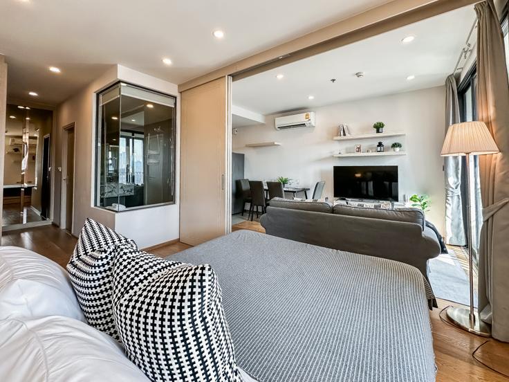 Salle de séjour élégante avec mobilier moderne dans un appartement à Building Phetchaburi Road - sontana-company-limited - 1358448 à Ratchathewi, Bangkok