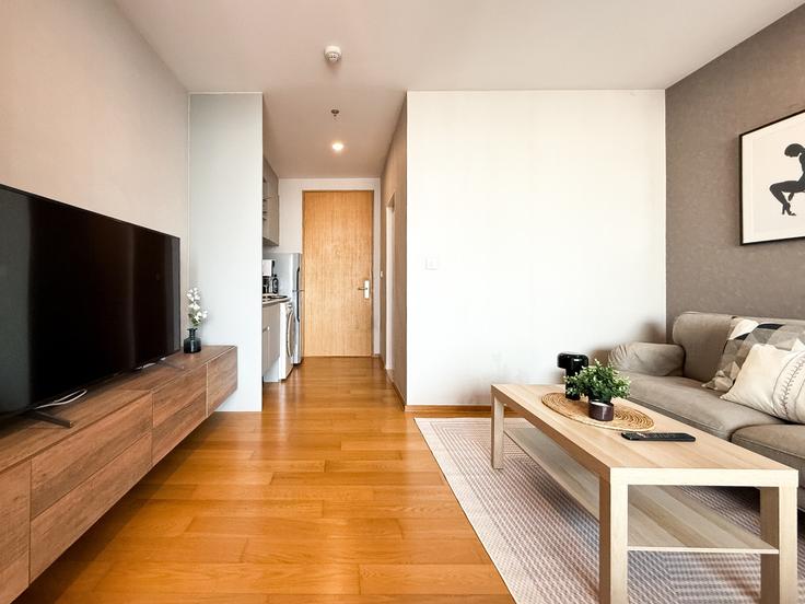 Elegante sala de estar con mobiliario moderno en un apartamento en Building Surasak Road - sontana-company-limited - 1358451 en Bang Rak, Bangkok