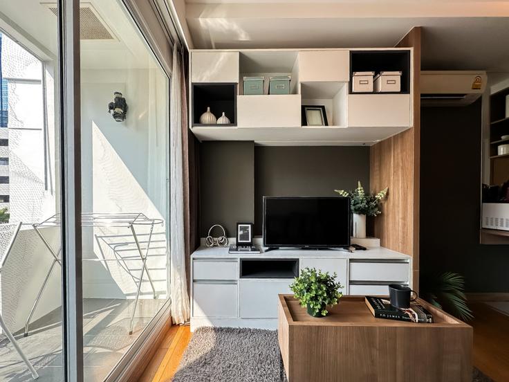 Watthana, Bangkok에 위치한 Building Soi Sukhumvit 13 - sontana-company-limited - 1358455 아파트의 세련된 인테리어가 돋보이는 거실