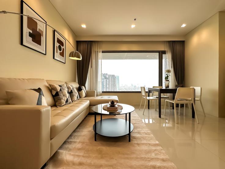 Elegante sala de estar con mobiliario moderno en un apartamento en Building Rama IV Road - sontana-company-limited - 1358456 en Sathon, Bangkok