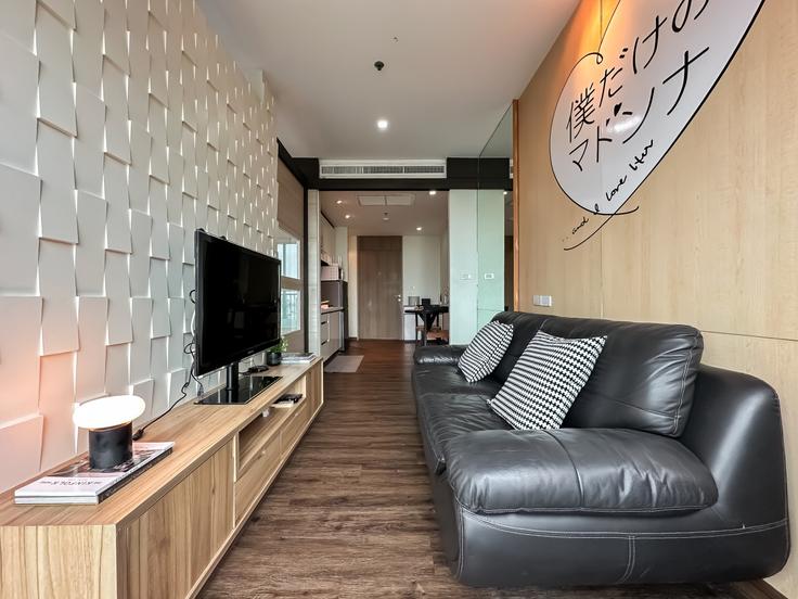 Elegant gestaltetes Wohnzimmer mit moderner Einrichtung in einer Wohnung im Building Phahon Yothin 7 - sontana-company-limited - 1358458 in Phaya Thai, Bangkok