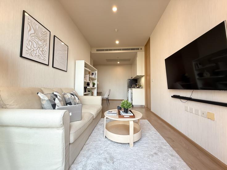 Elegant gestaltetes Wohnzimmer mit moderner Einrichtung in einer Wohnung im Building Soi Sukhumvit 19 - sontana-company-limited - 1358464 in Watthana, Bangkok Elegant gestaltetes Wohnzimmer mit moderner Einrichtung in einer Wohnung im Building Soi Sukhumvit 19 - sontana-company-limited - 1358464 in Watthana, Bangkok