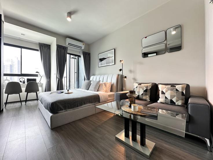 Building Sukhumvit Soi 44/1 - sontana-company-limited - 1358465 adresindeki bir dairede modern mobilyalarla zarif bir şekilde tasarlanmış oturma odası Khlong Toei, Bangkok Building Sukhumvit Soi 44/1 - sontana-company-limited - 1358465 adresindeki bir dairede modern mobilyalarla zarif bir şekilde tasarlanmış oturma odası Khlong Toei, Bangkok