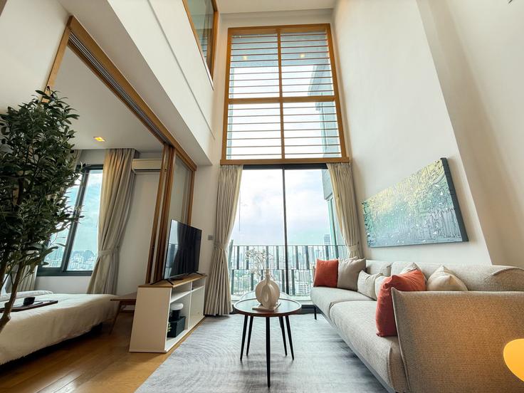 Sala de estar elegantemente projetada com móveis modernos em um apartamento no Building Sukhumvit Road - sontana-company-limited - 1358466 em Khlong Toei, Bangkok Sala de estar elegantemente projetada com móveis modernos em um apartamento no Building Sukhumvit Road - sontana-company-limited - 1358466 em Khlong Toei, Bangkok