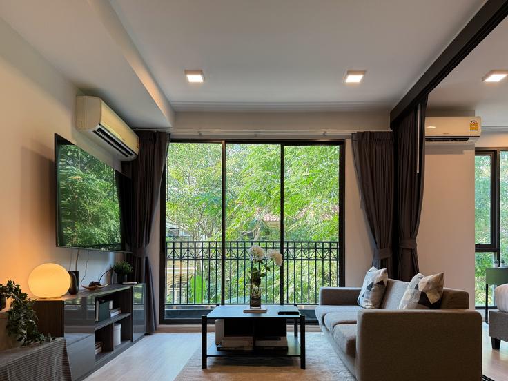 Elegant gestaltetes Wohnzimmer mit moderner Einrichtung in einer Wohnung im Building Sukhumvit 10 Alley - sontana-company-limited - 1358468 in Khlong Toei, Bangkok Elegant gestaltetes Wohnzimmer mit moderner Einrichtung in einer Wohnung im Building Sukhumvit 10 Alley - sontana-company-limited - 1358468 in Khlong Toei, Bangkok