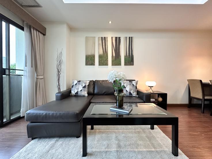 Building ซอย ทองหล่อ 9 - sontana-company-limited - 1358469 adresindeki bir dairede modern mobilyalarla zarif bir şekilde tasarlanmış oturma odası Watthana, Bangkok