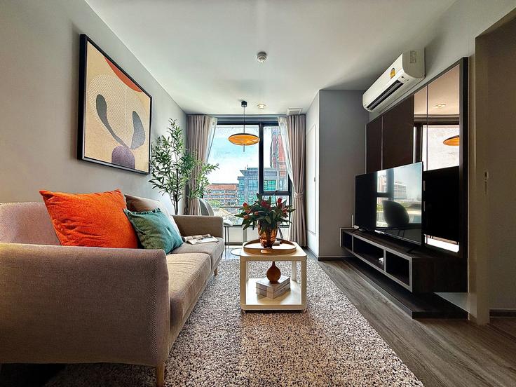 Elegante sala de estar con mobiliario moderno en un apartamento en Building Soi Sukhumvit 40 - sontana-company-limited - 1358473 en Khlong Toei, Bangkok