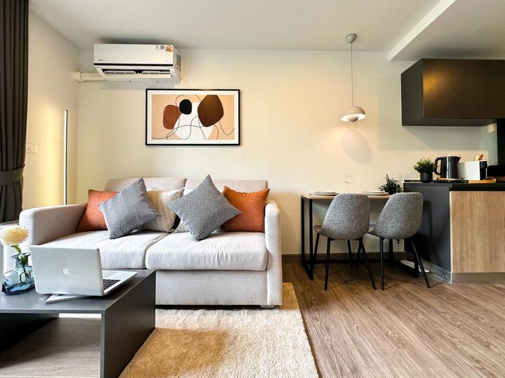 Sala de estar elegantemente projetada com móveis modernos em um apartamento no Building Charoen Nakhon 22 Alley - sontana-company-limited - 1358476 em Khlong San, Bangkok