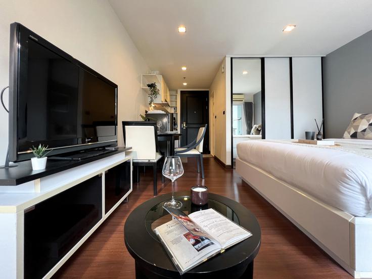 Salle de séjour élégante avec mobilier moderne dans un appartement à Building Sukhumvit 52 Alley - sontana-company-limited - 1358478 à Phra Khanong, Bangkok