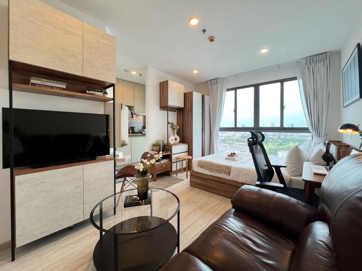 Bangkok Bang NaのBuilding Sukhumvit Road - sontana-company-limited - 1358479のアパートメントにある、モダンな家具を備えたエレガントなデザインのリビングルーム