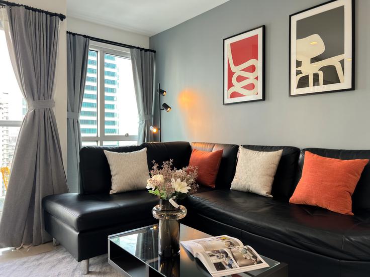 Elegante sala de estar con mobiliario moderno en un apartamento en Building North Sathon Road - sontana-company-limited - 1358484 en Bang Rak, Bangkok