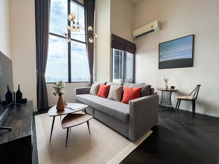 Salle de séjour élégante avec mobilier moderne dans un appartement à Building Soi Sukhumvit 48 - sontana-company-limited - 1358491 à Khlong Toei, Bangkok Salle de séjour élégante avec mobilier moderne dans un appartement à Building Soi Sukhumvit 48 - sontana-company-limited - 1358491 à Khlong Toei, Bangkok