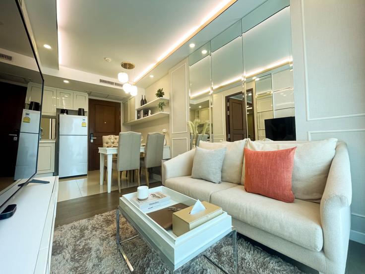 Elegante sala de estar con mobiliario moderno en un apartamento en Building Pracha Rat Bamphen 5 Alley, Lane 6 - sontana-company-limited - 1358492 en Huai Khwang, Bangkok Elegante sala de estar con mobiliario moderno en un apartamento en Building Pracha Rat Bamphen 5 Alley, Lane 6 - sontana-company-limited - 1358492 en Huai Khwang, Bangkok