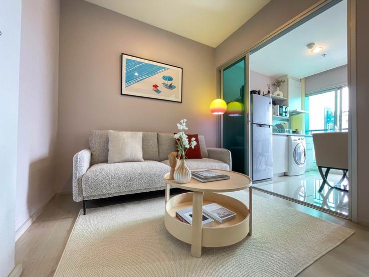 Elegante sala de estar con mobiliario moderno en un apartamento en Building Ratchadaphisek Road - sontana-company-limited - 1358493 en Huai Khwang, Bangkok