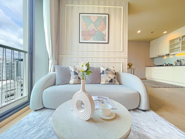 Building Soi Sukhumvit 19 - sontana-company-limited - 1358496 adresindeki bir dairede modern mobilyalarla zarif bir şekilde tasarlanmış oturma odası Watthana, Bangkok