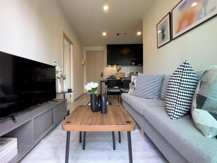 Elegante sala de estar con mobiliario moderno en un apartamento en Building Rama IX Road - sontana-company-limited - 1358497 en Huai Khwang, Bangkok