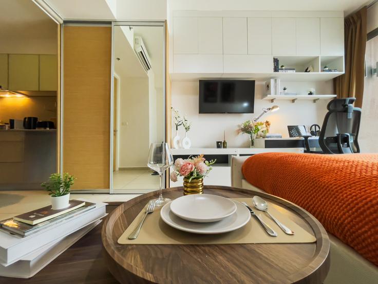 Building Sukhumvit Road - sontana-company-limited - 1358498 adresindeki bir dairede modern mobilyalarla zarif bir şekilde tasarlanmış oturma odası Watthana, Bangkok Building Sukhumvit Road - sontana-company-limited - 1358498 adresindeki bir dairede modern mobilyalarla zarif bir şekilde tasarlanmış oturma odası Watthana, Bangkok