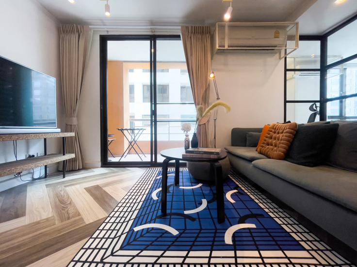 Elegant gestaltetes Wohnzimmer mit moderner Einrichtung in einer Wohnung im Building BTS Ploenchit Lumphini PGVX+6HM - sontana-company-limited - 1358502 in Pathum Wan, Bangkok Elegant gestaltetes Wohnzimmer mit moderner Einrichtung in einer Wohnung im Building BTS Ploenchit Lumphini PGVX+6HM - sontana-company-limited - 1358502 in Pathum Wan, Bangkok