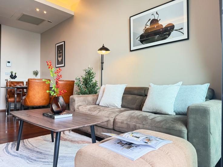 Building Thong Lo 4 Alley - sontana-company-limited - 1358505 adresindeki bir dairede modern mobilyalarla zarif bir şekilde tasarlanmış oturma odası Watthana, Bangkok