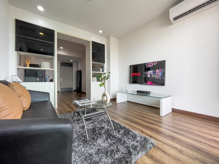 Elegant gestaltetes Wohnzimmer mit moderner Einrichtung in einer Wohnung im Building Phetchaburi Road - sontana-company-limited - 1358506 in Ratchathewi, Bangkok Elegant gestaltetes Wohnzimmer mit moderner Einrichtung in einer Wohnung im Building Phetchaburi Road - sontana-company-limited - 1358506 in Ratchathewi, Bangkok