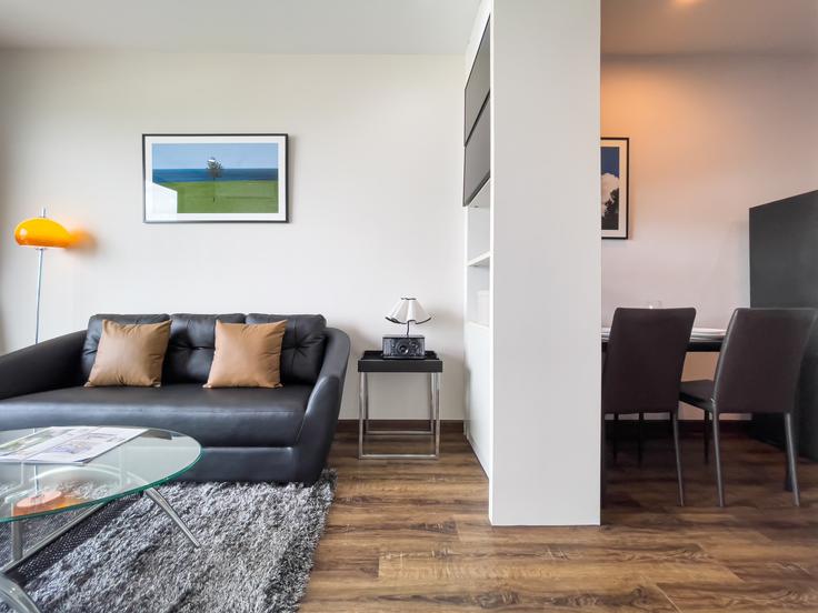 Salle de séjour élégante avec mobilier moderne dans un appartement à Building Phetchaburi Road - sontana-company-limited - 1358506 à Ratchathewi, Bangkok