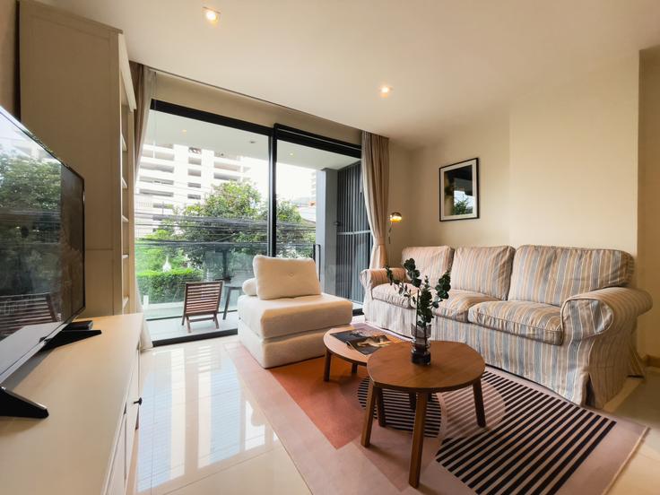Watthana, Bangkok에 위치한 Building Sukhumvit 61 - sontana-company-limited - 1358508 유닛의 세련된 인테리어가 돋보이는 거실 Watthana, Bangkok에 위치한 Building Sukhumvit 61 - sontana-company-limited - 1358508 유닛의 세련된 인테리어가 돋보이는 거실