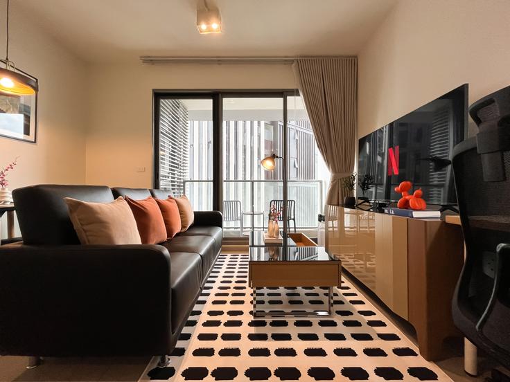 Bangkok WatthanaのBuilding Sukhumvit Road - sontana-company-limited - 1358511のアパートメントにある、モダンな家具を備えたエレガントなデザインのリビングルーム