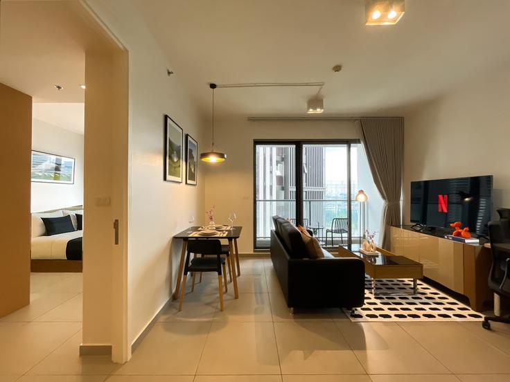 Salle de séjour élégante avec mobilier moderne dans un appartement à Building Sukhumvit Road - sontana-company-limited - 1358511 à Watthana, Bangkok Salle de séjour élégante avec mobilier moderne dans un appartement à Building Sukhumvit Road - sontana-company-limited - 1358511 à Watthana, Bangkok