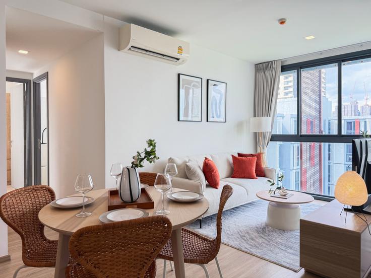 Building Ekkamai 10 Alley - sontana-company-limited - 1358513 adresindeki bir dairede modern mobilyalarla zarif bir şekilde tasarlanmış oturma odası Watthana, Bangkok