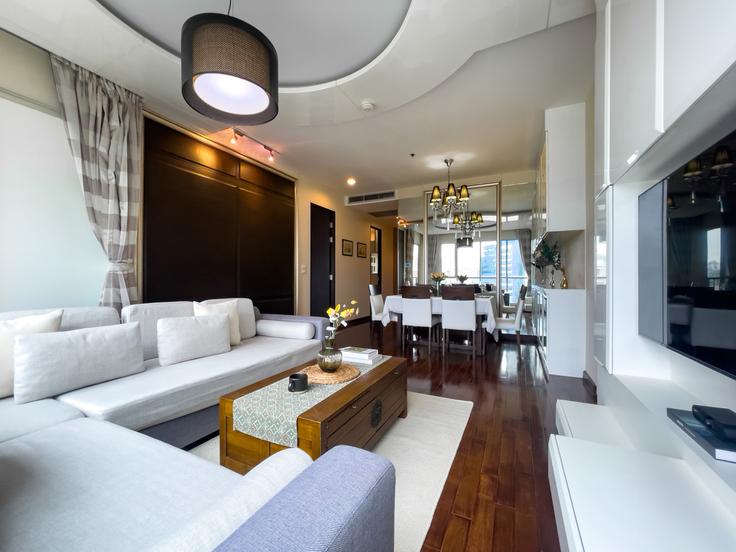 Salle de séjour élégante avec mobilier moderne dans un appartement à Building Som Khit Alley - sontana-company-limited - 1358519 à Pathum Wan, Bangkok
