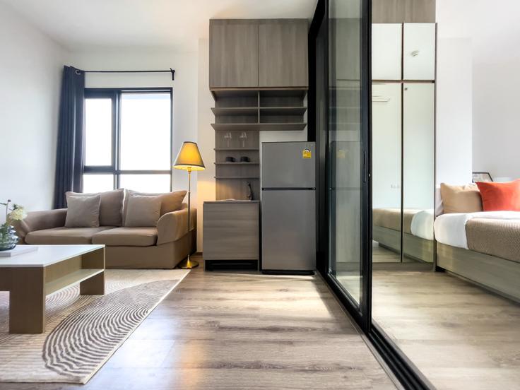 Watthana, Bangkok에 위치한 Building On Nut Road - sontana-company-limited - 1358520 아파트의 세련된 인테리어가 돋보이는 거실