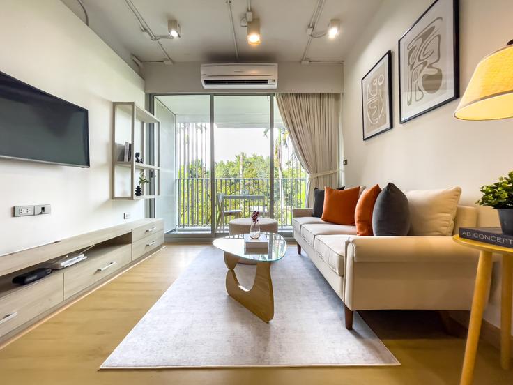Sala de estar elegantemente projetada com móveis modernos em um apartamento no Building Sukhumvit 31 - sontana-company-limited - 1358521 em Watthana, Bangkok Sala de estar elegantemente projetada com móveis modernos em um apartamento no Building Sukhumvit 31 - sontana-company-limited - 1358521 em Watthana, Bangkok