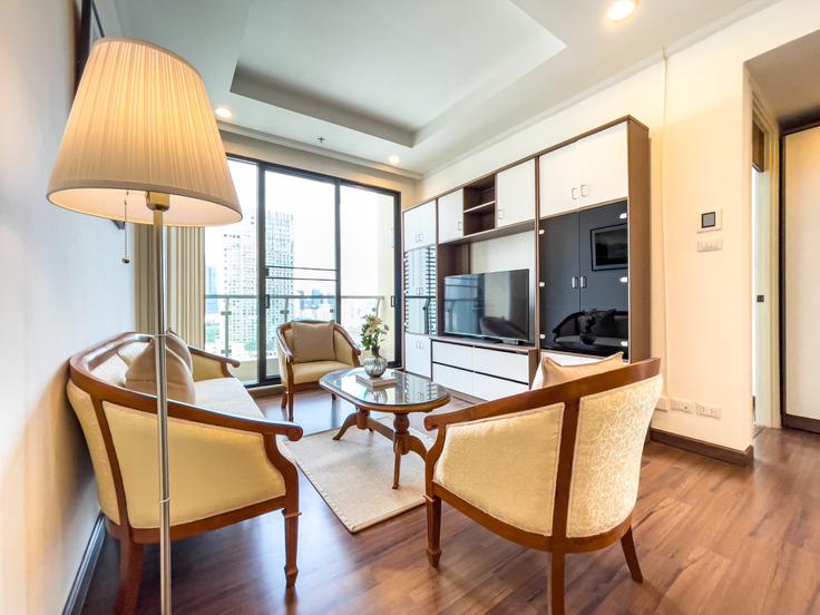 Elegante sala de estar con mobiliario moderno en un apartamento en Building Thanon Suan Phlu - sontana-company-limited - 1358522 en Sathon, Bangkok
