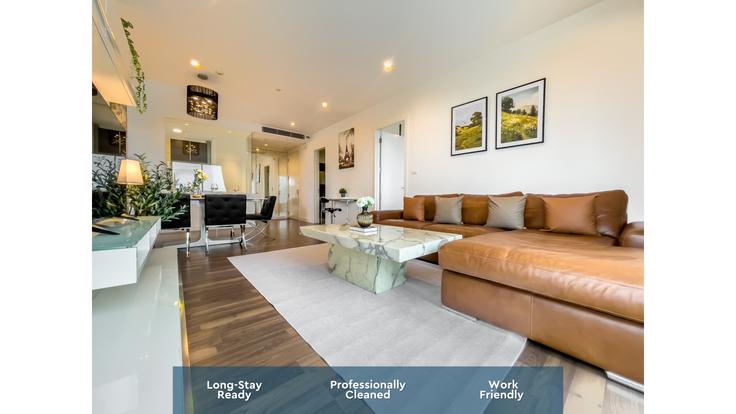 Bangkok Phra KhanongのBuilding Sukhumvit Road - sontana-company-limited - 1358523のアパートメントにある、モダンな家具を備えたエレガントなデザインのリビングルーム