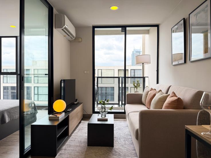 Khlong San, Bangkok에 위치한 Building Charoen Nakhon 22 Alley - sontana-company-limited - 1358525 아파트의 세련된 인테리어가 돋보이는 거실