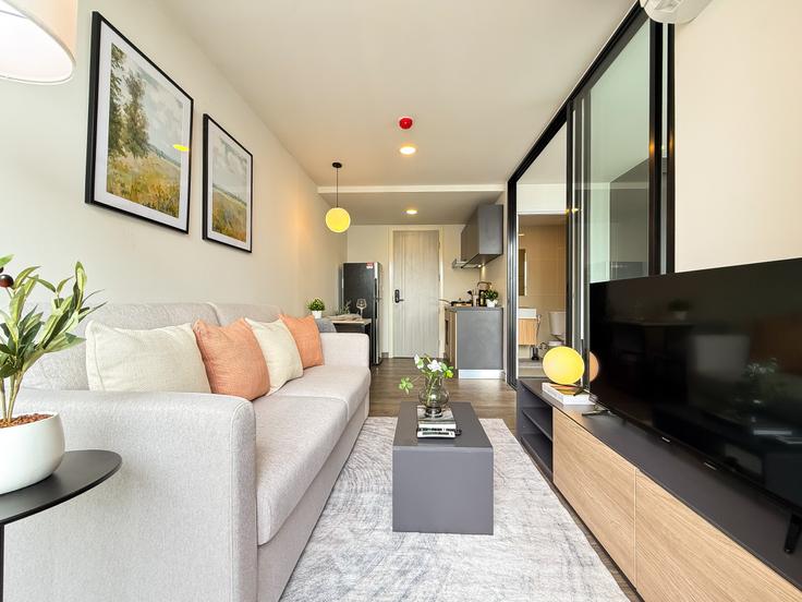 Khlong San, Bangkok에 위치한 Building Charoen Nakhon Road - sontana-company-limited - 1358527 아파트의 세련된 인테리어가 돋보이는 거실