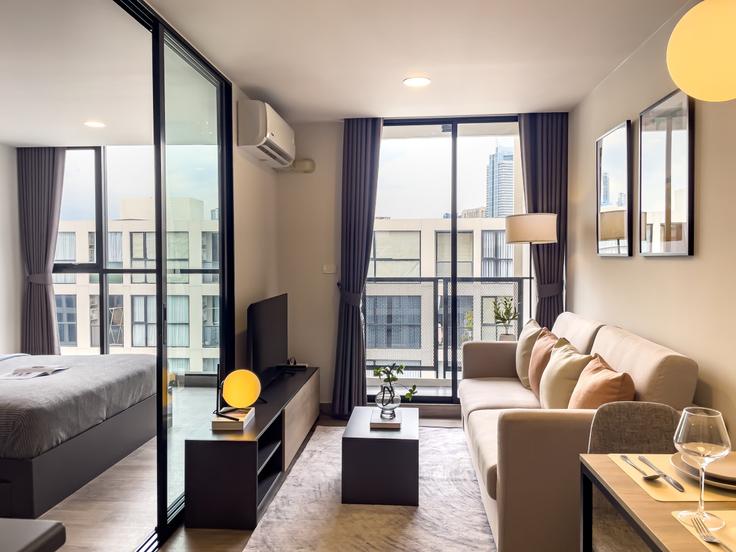 Elegante sala de estar con mobiliario moderno en un apartamento en Building Charoen Nakhon Road - sontana-company-limited - 1358527 en Khlong San, Bangkok