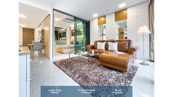 Khlong Toei, Bangkok에 위치한 Building Sukhumvit 36 - sontana-company-limited - 1358528 아파트의 세련된 인테리어가 돋보이는 거실