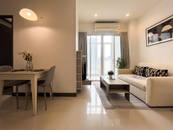 Building Sukhumvit Road - sontana-company-limited - 1358529 adresindeki bir dairede modern mobilyalarla zarif bir şekilde tasarlanmış oturma odası Watthana, Bangkok